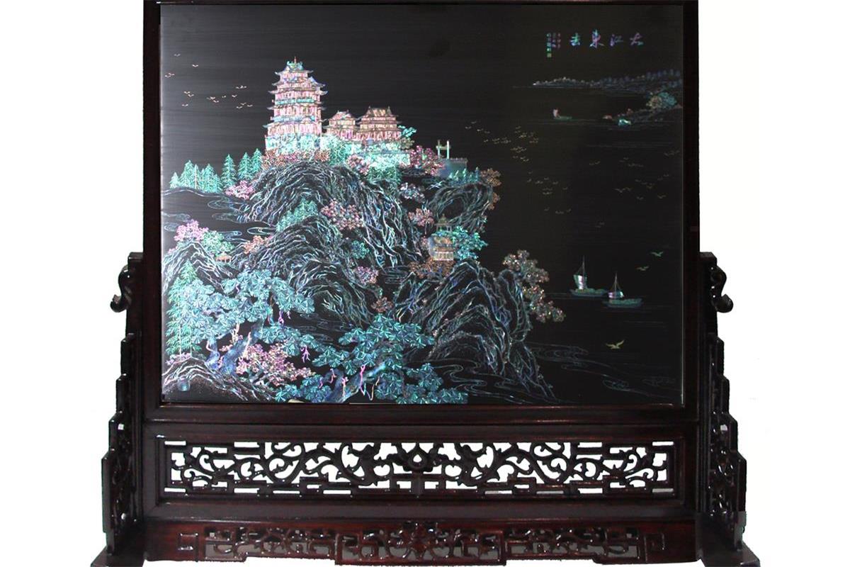 揚(yáng)州漆器點(diǎn)螺臺(tái)屏《大江東去》地屏介紹